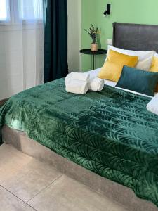 un grande letto con due cuscini sopra di Citroom - green city rooms a Olbia