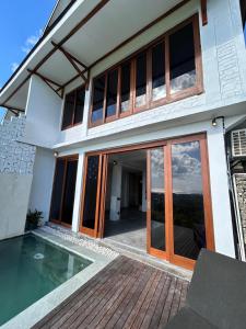una casa con piscina frente a ella en Divinity Villas - Uluwatu, Bali en Uluwatu