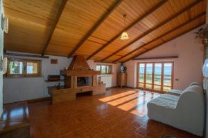 A kitchen or kitchenette at Villa White