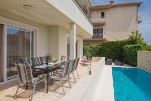 Bazén v ubytovaní Villa Barbara-Kastela with heated pool alebo v jeho blízkosti