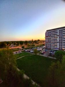 - une vue sur un parking avec un grand bâtiment dans l'établissement NeoApartments Lotnicza, à Wrocław