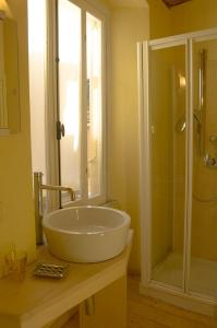 W łazience znajduje się biała umywalka i prysznic. w obiekcie La Tata B&B w mieście Lerici