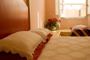 レーリチにあるLa Tata B&Bのベッドルーム1室(ベッド1台、窓、フラワーポット付)