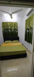 Ένα ή περισσότερα κρεβάτια σε δωμάτιο στο Saaidah Homestay