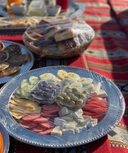 un piatto di diversi tipi di alimenti su un tavolo di Alma Pyramids View a Il Cairo