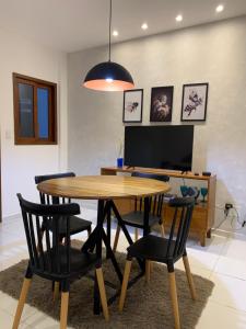 ein Esszimmer mit einem Holztisch und Stühlen in der Unterkunft Blue House Casa de temporada no brejo in Solânea
