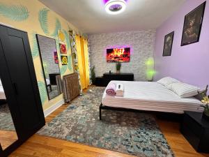 1 dormitorio con cama y pared de ladrillo en King size room with shared bathroom en Nueva York