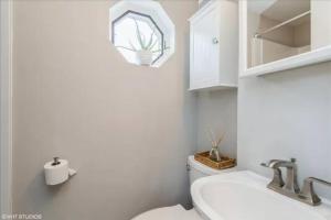 Et badeværelse på Riverfront Cottage