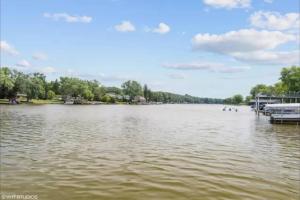 Udsigt til en flod der løber i nærheden af feriehuset