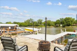 Udsigt til en flod der løber i nærheden af feriehuset + 13 billeder