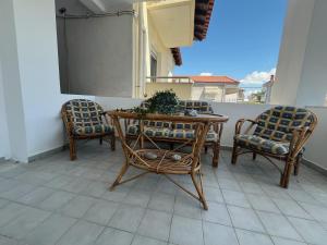 Un balcón o terraza en Siviri Sunset Amazing Sea View- With fireplace -Starlink wifi