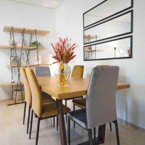 - une salle à manger avec une table et des chaises en bois dans l'établissement Alkuoni lux flat at PFaliro, à Athènes