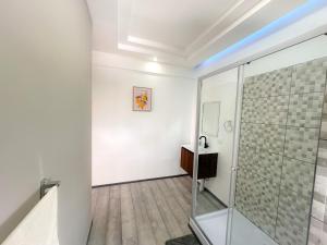 Un baño de Casa Garitas GuestHouse & Car Rental - Free SJO Airport Shuttle
