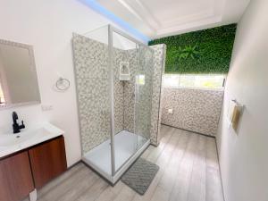 un baño con ducha y lavabo en Casa Garitas GuestHouse & Car Rental - Free SJO Airport Shuttle, en Santiago Este 37 fotos más