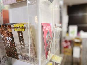 eine Ausstellung von Büchern in einem Regal in einem Laden in der Unterkunft Fuyale Hotel in Taipeh