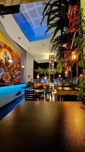 莫克瓜的住宿－Valle Sur Hotel Moquegua，餐厅设有桌椅和蓝色天花板。