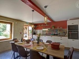 uma cozinha com uma mesa de madeira e cadeiras num quarto em Gîte Saint-Cyr-les-Vignes, 3 pièces, 6 personnes - FR-1-496-310 em Saint-Cyr-les-Vignes