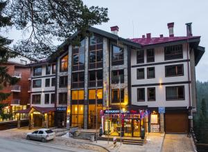 ein Gebäude an der Ecke einer Stadtstraße in der Unterkunft Pamporovo Central Apartments in Pamporowo