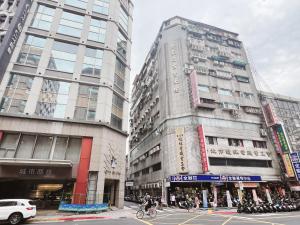 台北的住宿－富雅樂旅店，两座高楼,位于一个街道上