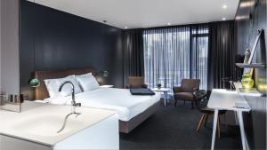 Habitación de hotel con cama y baño en Van der Valk Hotel Sassenheim - Leiden, en Sassenheim