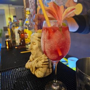 Valle Sur Hotel Moquegua في موكيجوا: مشروب في كأس مارتيني مع ورد فيه