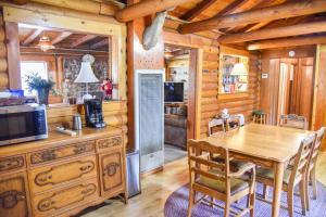 een eetkamer met een houten tafel in een hut bij Bear Bait Cabin In Upper Valley With High Speed Wifi in Red River