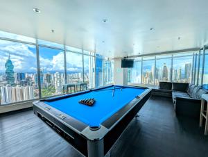 a pool table in a room with a view of the city at Yc 2301-B l Habitacion en av Balboa in Panama City