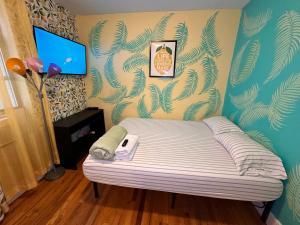 een bed in een ruimte met avertisementatronatronstrationstration stration bij Lemon private room with shared bathroom in New York