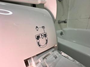 un inodoro con un dibujo de una manguera en él en King size room with shared bathroom en Nueva York
