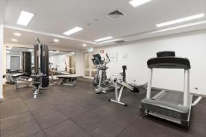 ein Fitnessstudio mit mehreren Laufbändern und Cardiogeräten in der Unterkunft Manly Seabreeze in Sydney