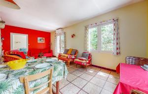 Posezení v ubytování 2 Bedroom Gorgeous Home In Saint-georges-de-didon