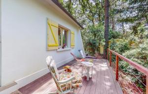 a porch with a table and chairs and a window at Nice Home In Saint-Georges-De-Didon in Saint-Georges-de-Didonne