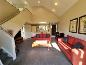 布倫海姆的住宿－文特納酒店，客厅配有红色的沙发和桌子