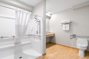 a bathroom with a shower and a toilet at Econo Lodge Bethel - Danbury in Bethel +34 photos