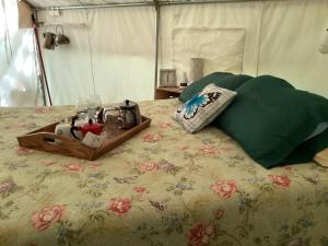 ein Schlafzimmer mit einem Bett und einem Tablett mit Essen drauf in der Unterkunft Sticks creekside Living in Turtletown