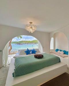 1 dormitorio con 1 cama grande y vistas al océano en Cordelia Villa Koh Larn en Ko Larn