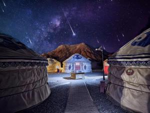 um quarto com um céu estrelado e duas cúpulas em KaoShan Tent Zhangye em Zhangye