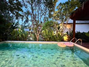 Der Swimmingpool an oder in der Nähe von Luxtalay Khanom Hotel