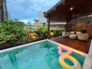 Der Swimmingpool an oder in der Nähe von Luxtalay Khanom Hotel