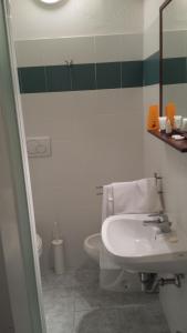 uma casa de banho com um lavatório e um WC em Locanda Ristorante Bar Il Faro em Guiglia