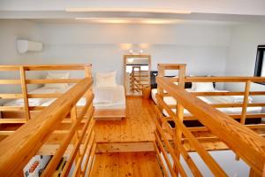 Zimmer mit 4 Etagenbetten und einem Spiegel in der Unterkunft Hotel Little Swiss House in Motobu