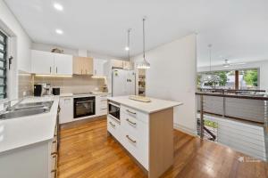 Η κουζίνα ή μικρή κουζίνα στο Allora 1 by Discover Stradbroke