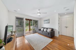 Χώρος καθιστικού στο Allora 1 by Discover Stradbroke