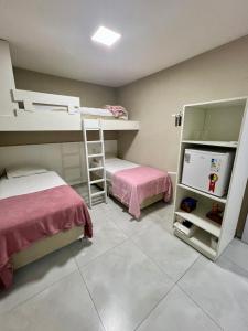 パルマスにあるMorada do Lagoの二段ベッド2組とはしごが備わる客室です。