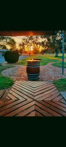 un grande vaso seduto su un terreno di mattoni di Australian Homestead Motor Lodge a Wagga Wagga