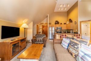 sala de estar con sofá y mesa en Dakota Lodge #8524 by Summit County Mountain Retreats en Keystone