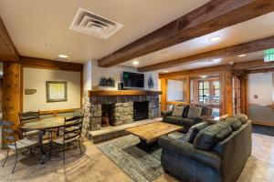 sala de estar con sofá y chimenea en Dakota Lodge #8524 by Summit County Mountain Retreats, en Keystone