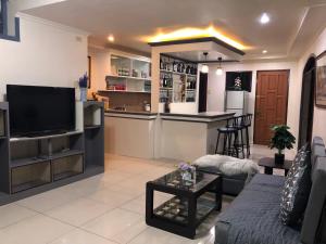 TV a/nebo společenská místnost v ubytování Prime Location, Spacious & Modern 4BR City Townhouse