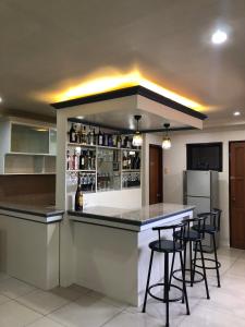 Lounge nebo bar v ubytování Prime Location, Spacious & Modern 4BR City Townhouse