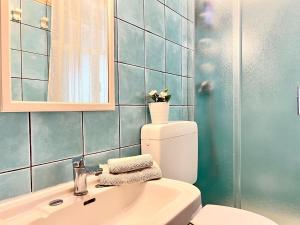 Koupelna v ubytování Holiday Home in Sicily near Mount Etna + 22 fotografií